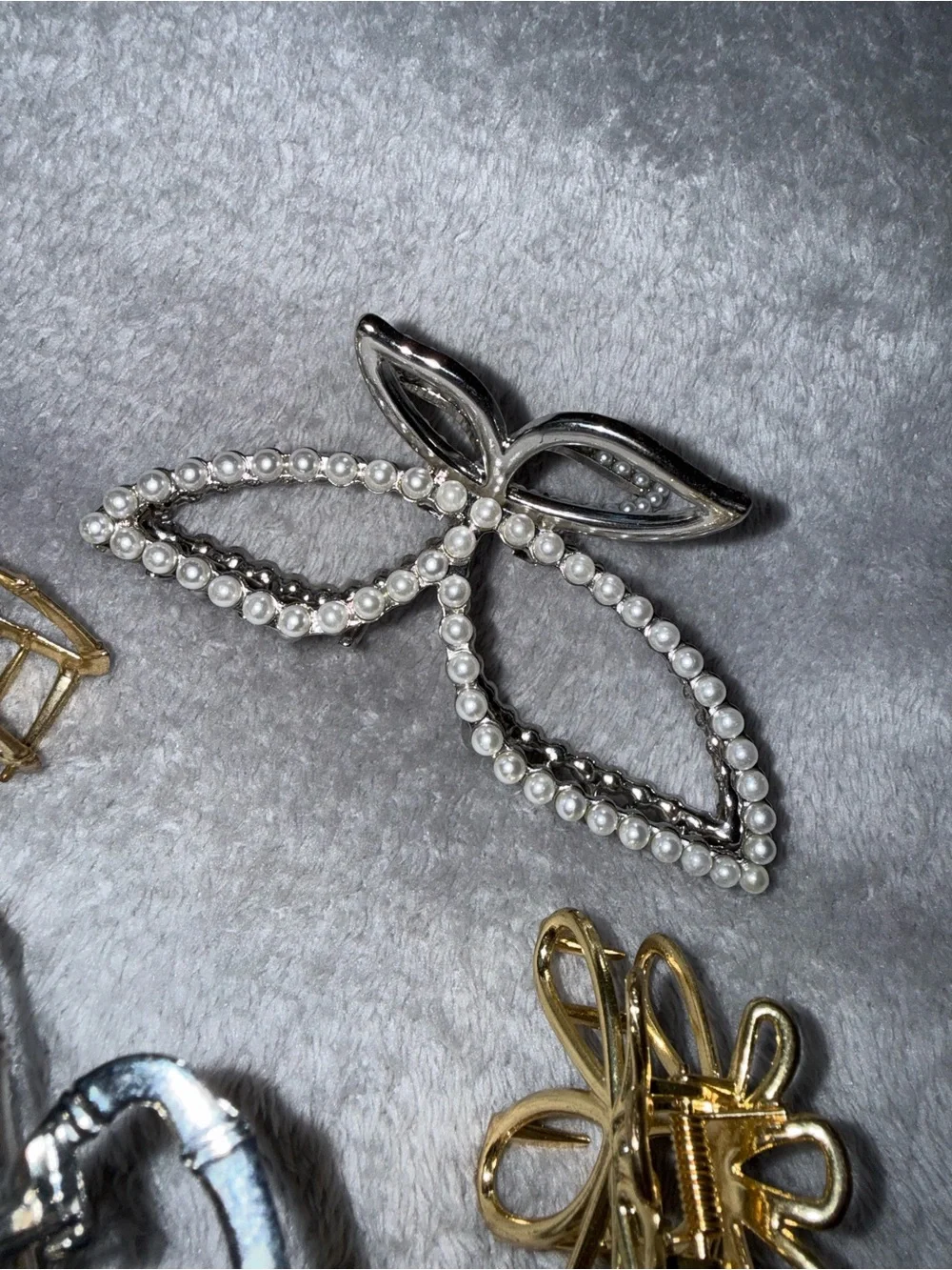 ✨ 4-Piece Hair Claw Clip Set – Pearl Bow, Gold & Silver